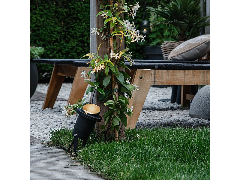 Projecteur de jardin à piquer noir avec cordon et prise IP65 - Done
