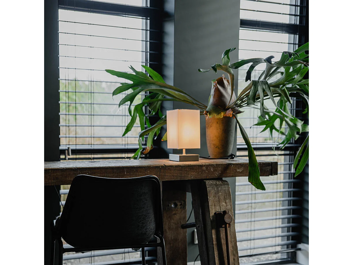 Lampe de table moderne blanche avec base en acier - Milo