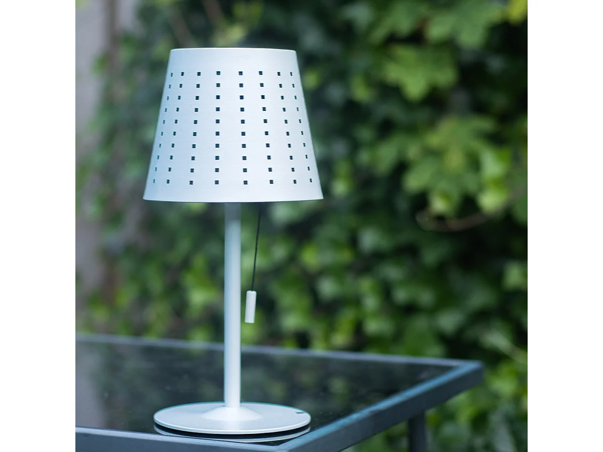 Lampe de table d'extérieur blanche avec LED, à intensité variable 3 niveaux, rechargeable et solaire - Ferre