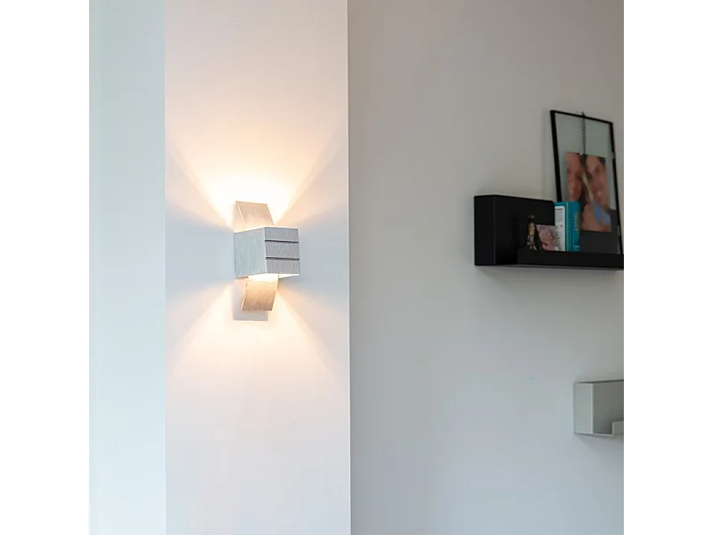 Applique murale moderne en aluminium avec effet de lumière - Amy