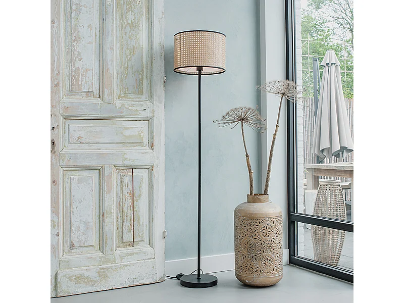 Lampadaire Country noir avec abat-jour en rotin - Kata