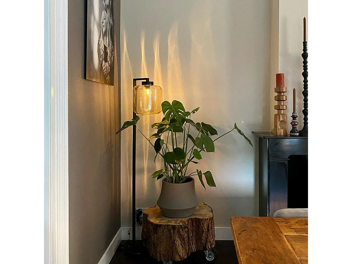 Lampadaire design noir avec verre ambré - Qara