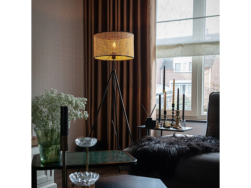 Lampadaire rustique trépied noir avec abat-jour en rotin - Kata