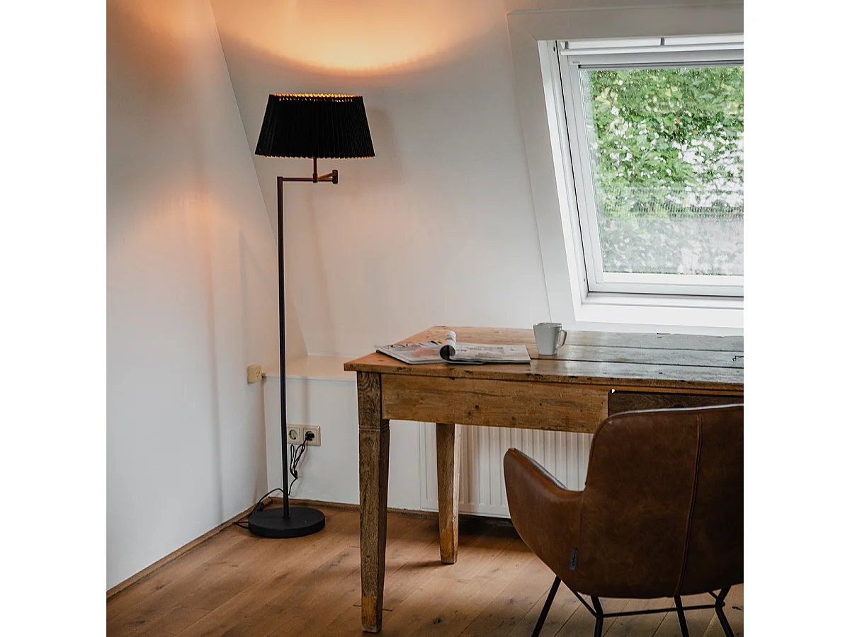Lampadaire noir avec abat-jour plissé noir et bras réglable - Ladas Deluxe