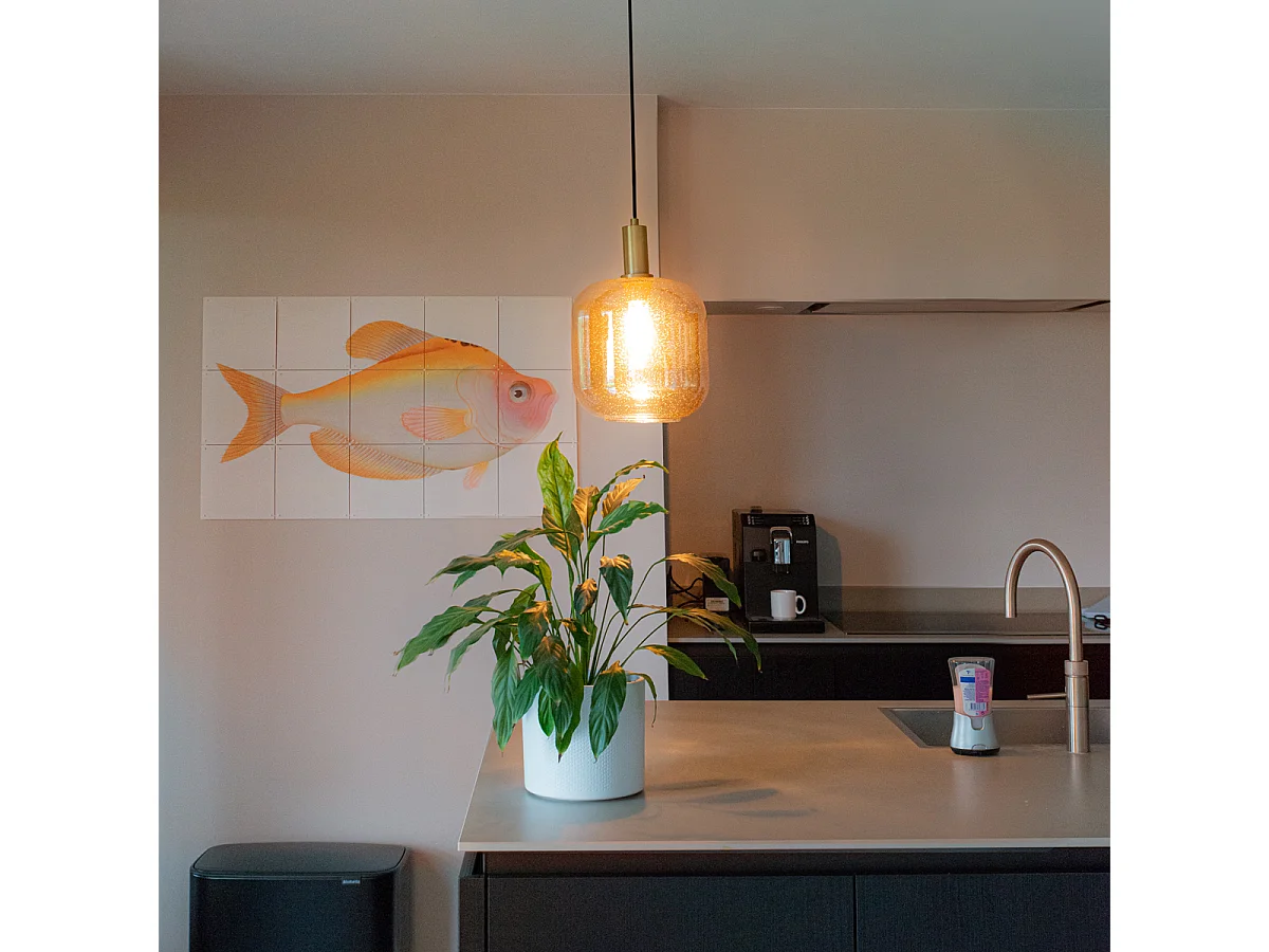 Suspension design noire avec laiton et verre ambré - Zuzanna