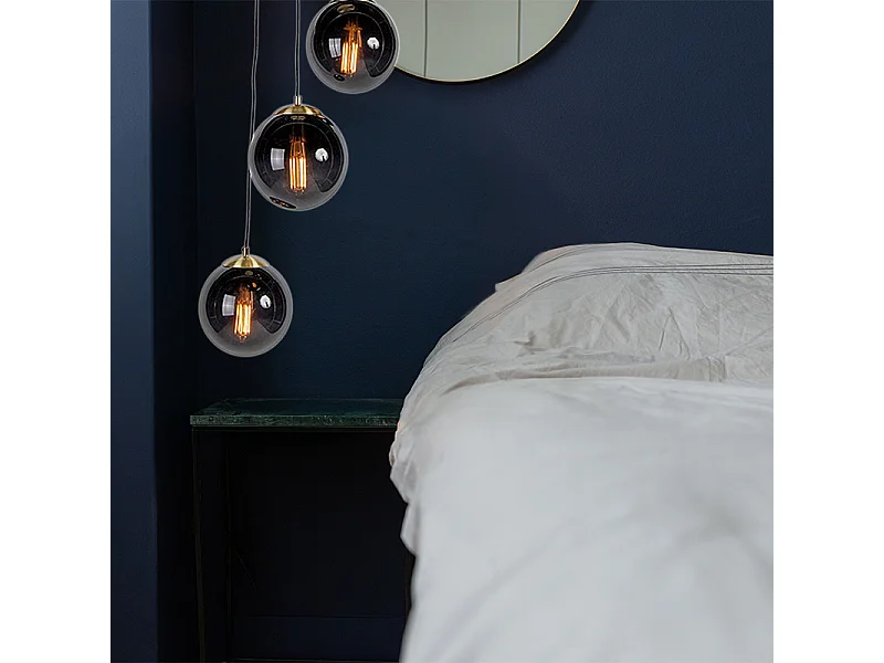 Lampe suspendue au-dessus de la table de chevet à côté du lit, chambre, lampe art déco tendance, verre