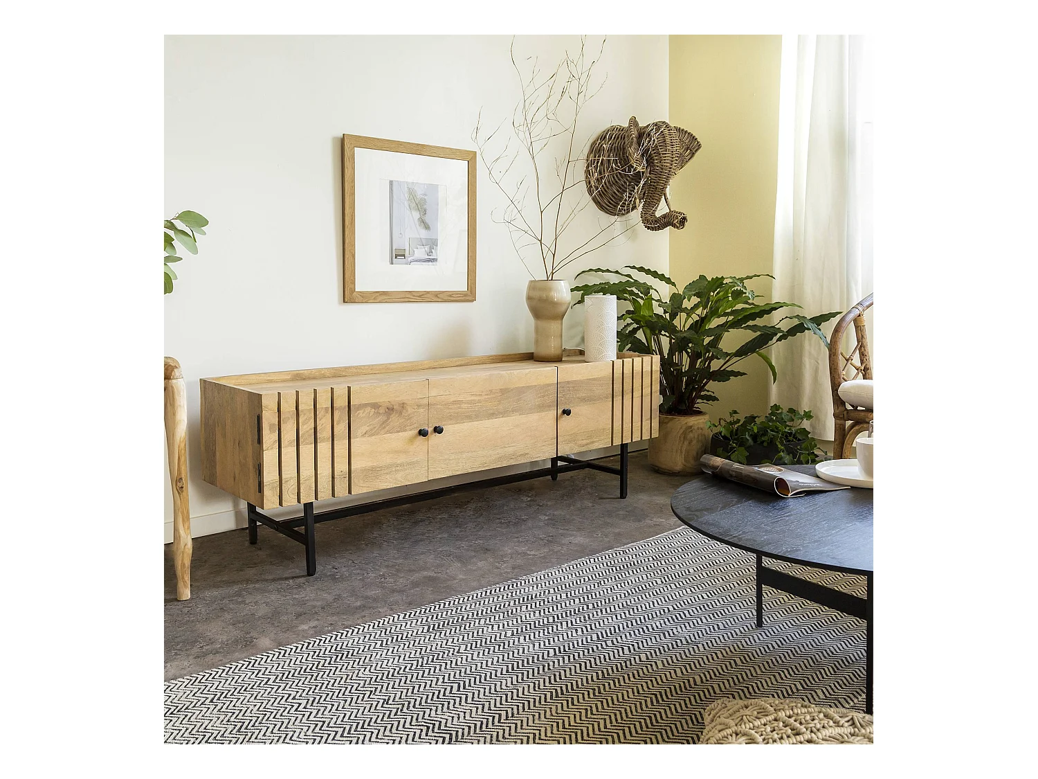 Mueble de TV de madera maciza de mango y metal Marlène con almacenamiento y puertas con rejilla