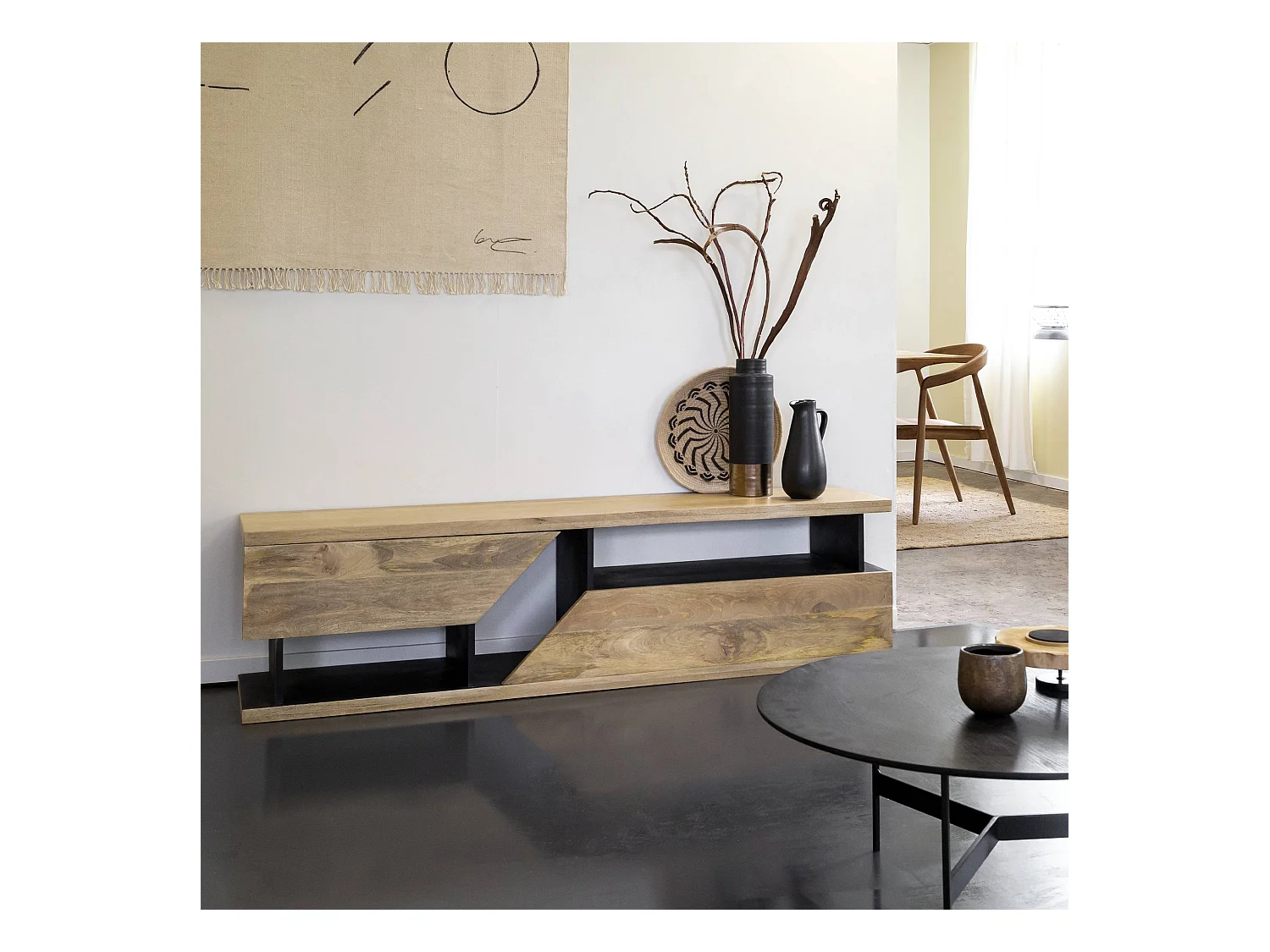 Mueble de TV de madera de mango Joachim con almacenamiento y acabado natural