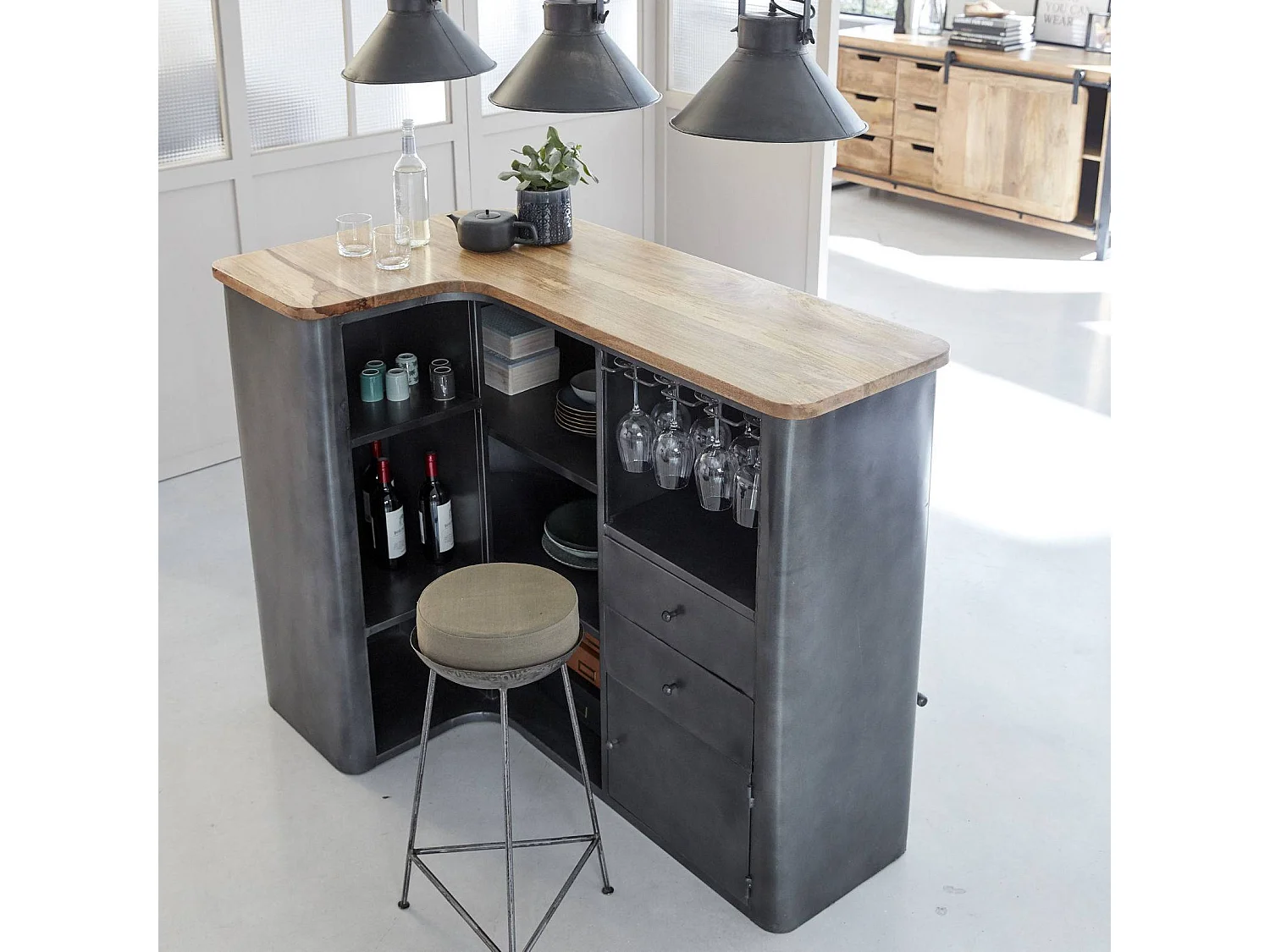 Mueble de barra de esquina industrial de metal gris con almacenamiento y tablero de mango