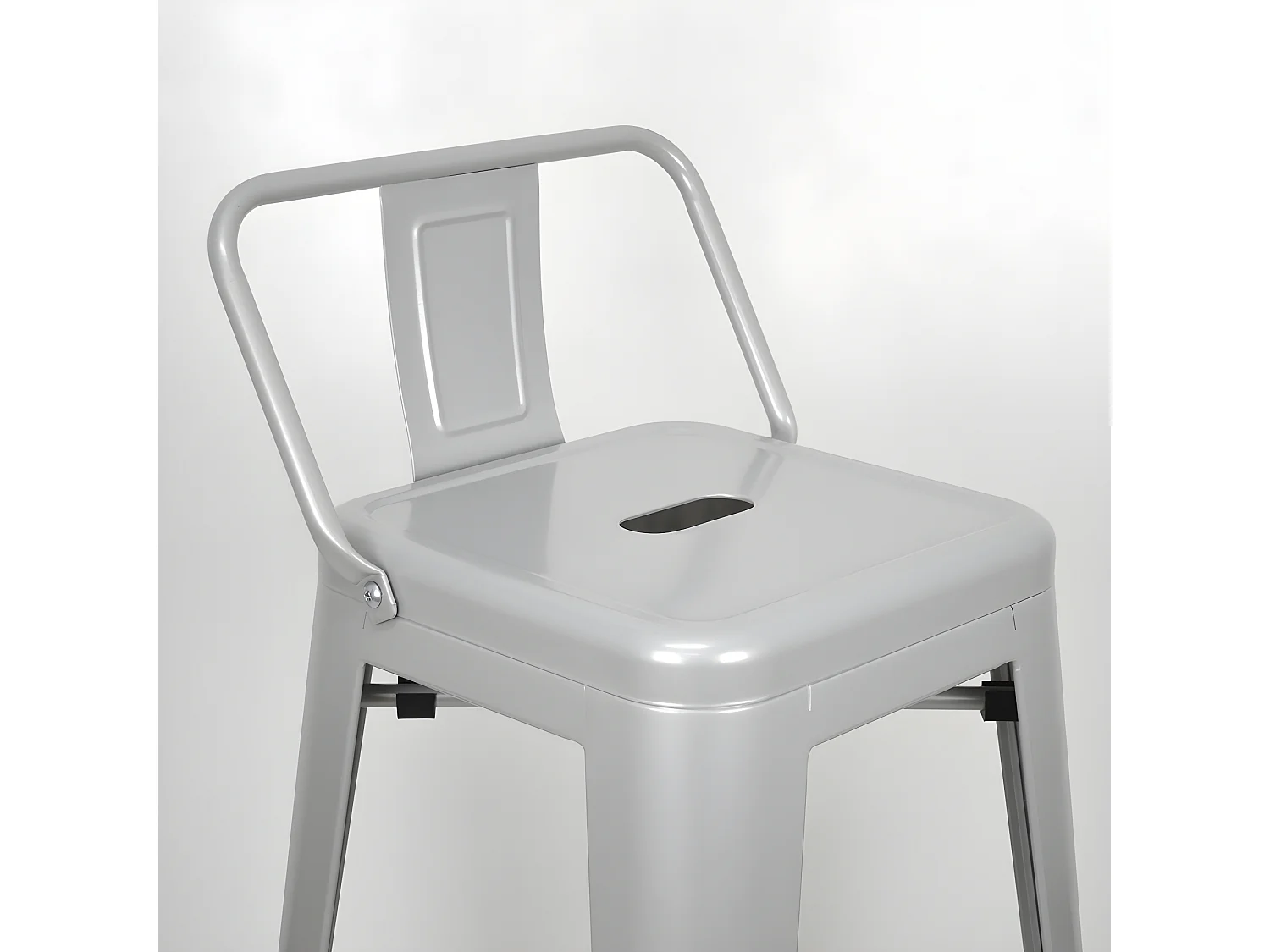 Pack 4 taburetes de bar con respaldo Tulio Gris plata. 43X43x93 cm.