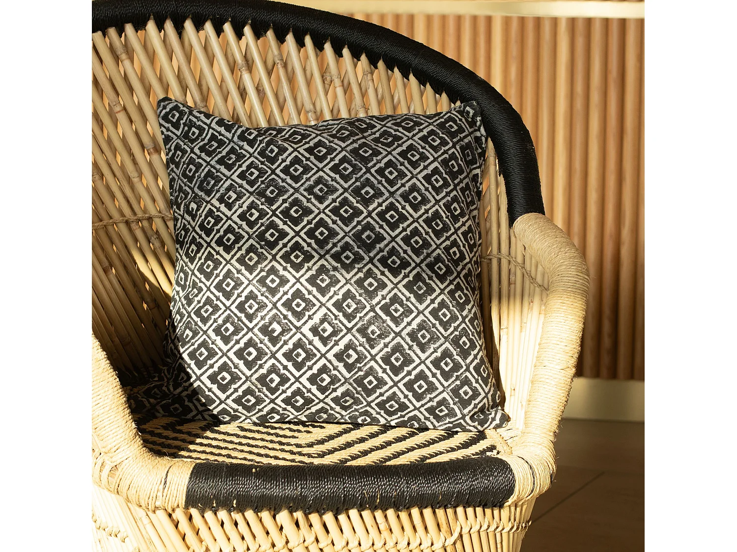 Now's Home - Coussin En Coton Imprime Bleu Et Noir 4 Pompons 45x45 Cm Wild