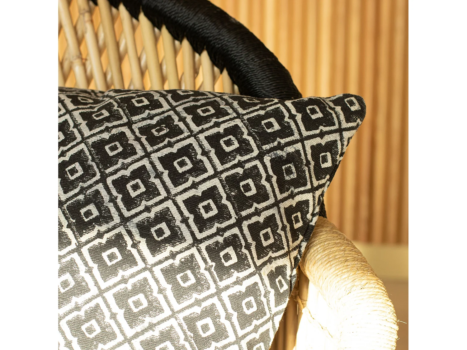 Now's Home - Coussin En Coton Imprime Bleu Et Noir 4 Pompons 45x45 Cm Wild