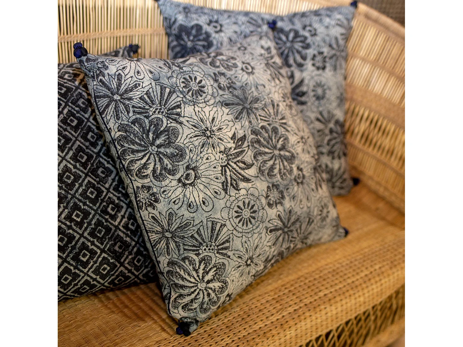 Now's Home - Coussin En Coton Imprime Bleu Et Noir 4 Pompons 45x45 Cm Melting