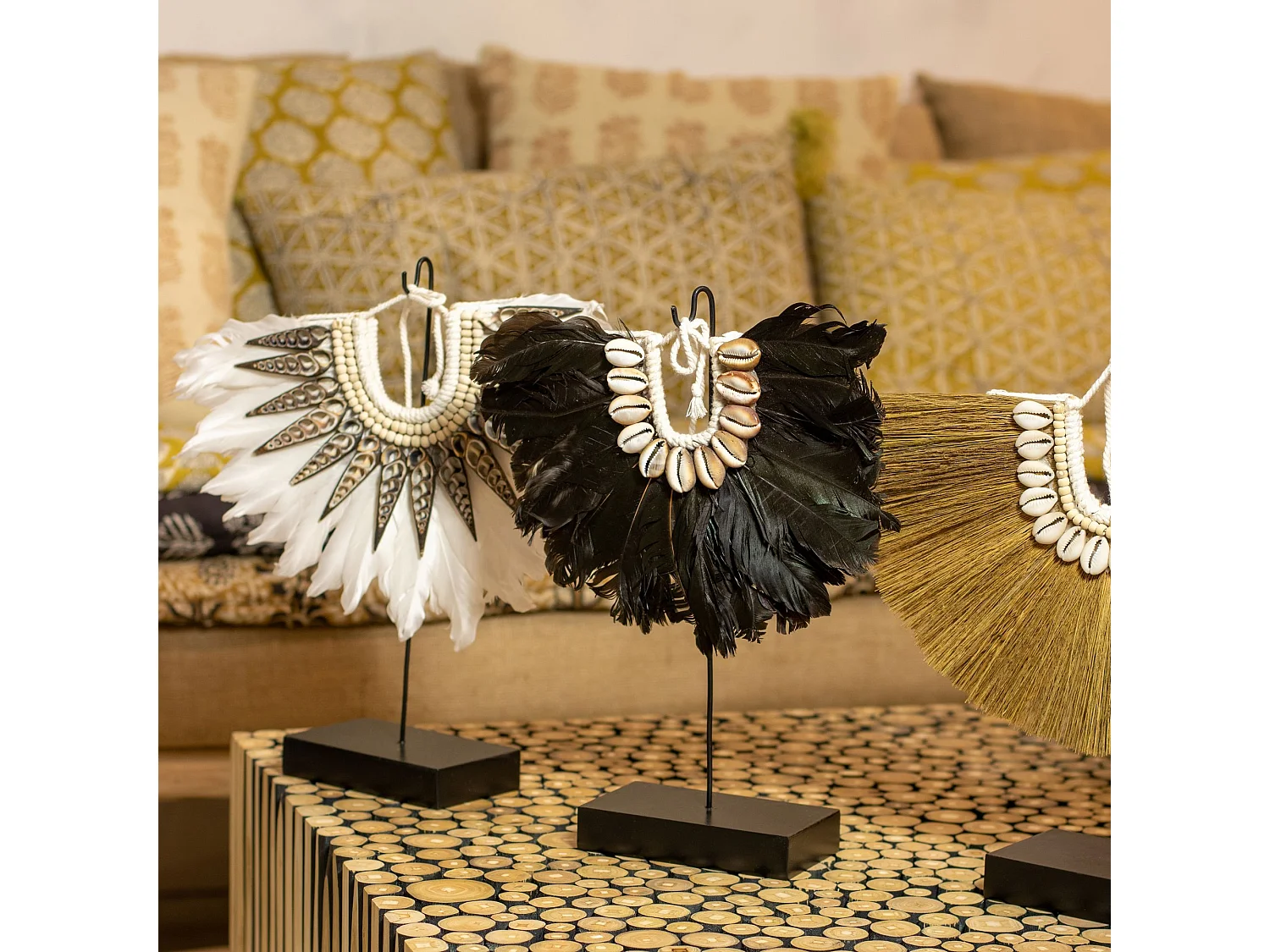 Now's Home - Collier En Plumes Noires Et Coquillages Sur Socle En Metal H32cm Mai
