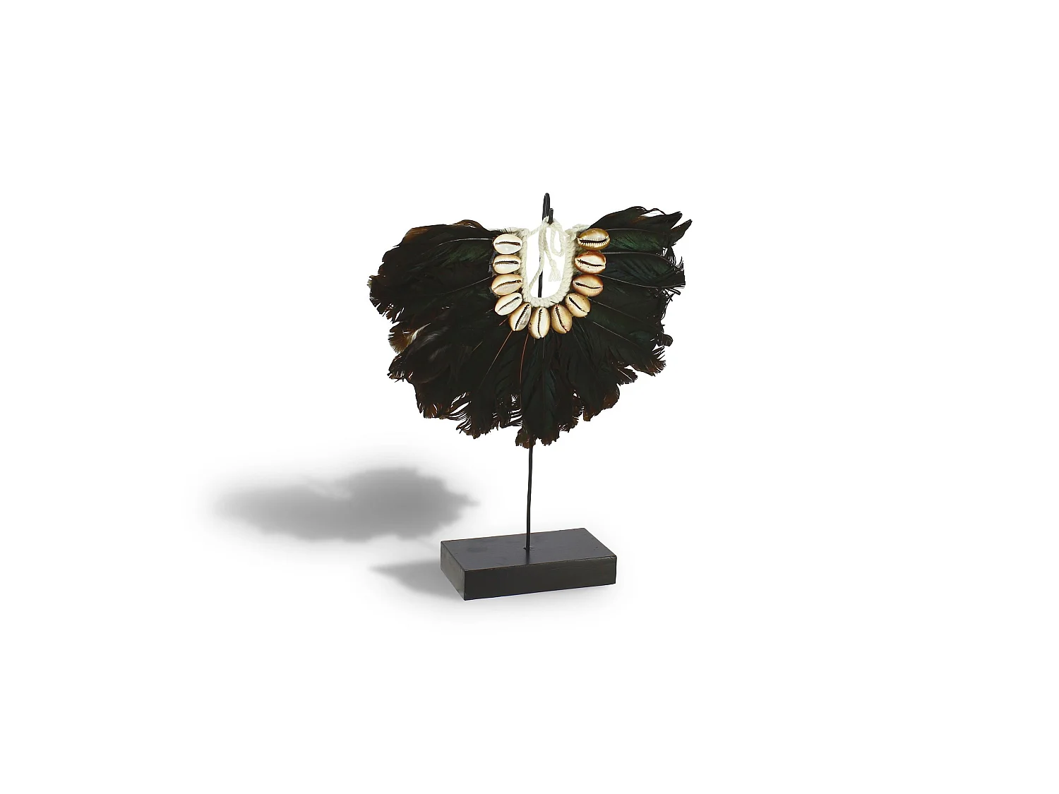 Now's Home - Collier En Plumes Noires Et Coquillages Sur Socle En Metal H32cm Mai