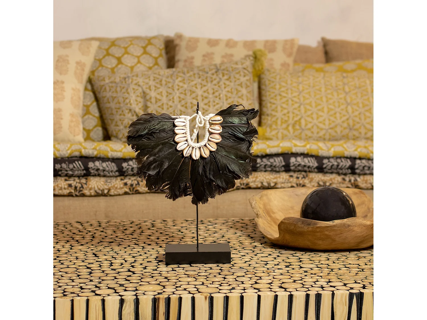 Now's Home - Collier En Plumes Noires Et Coquillages Sur Socle En Metal H32cm Mai