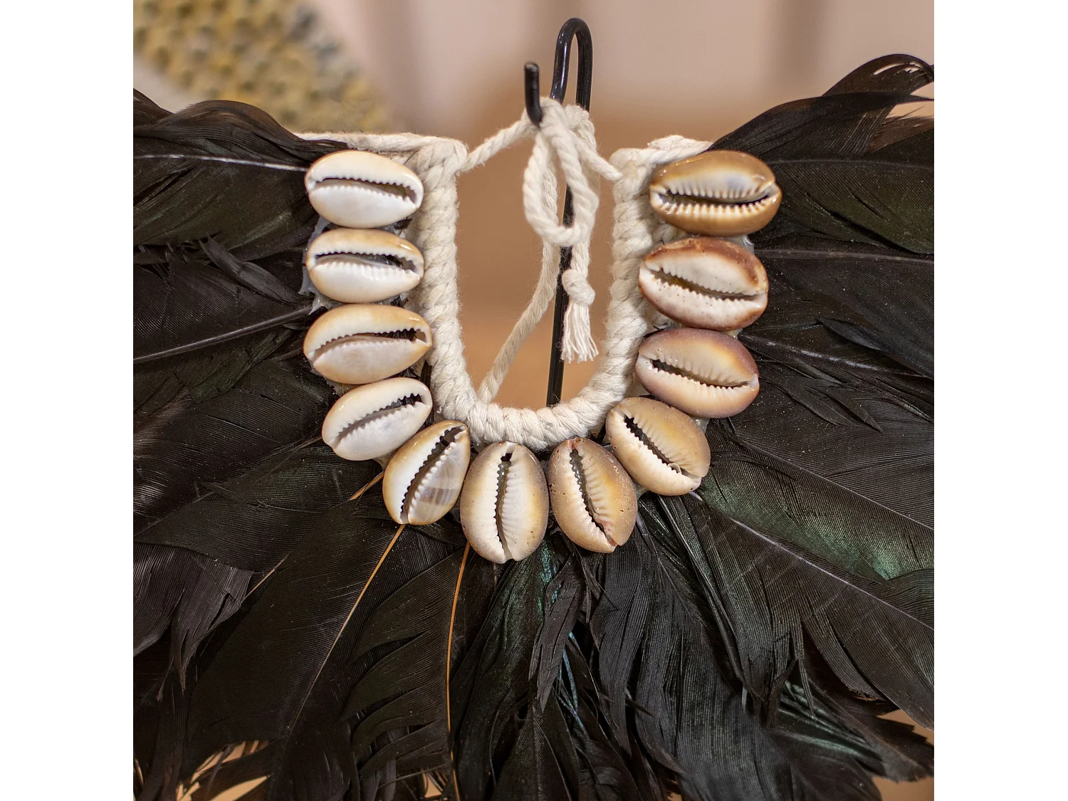 Now's Home - Collier En Plumes Noires Et Coquillages Sur Socle En Metal H32cm Mai