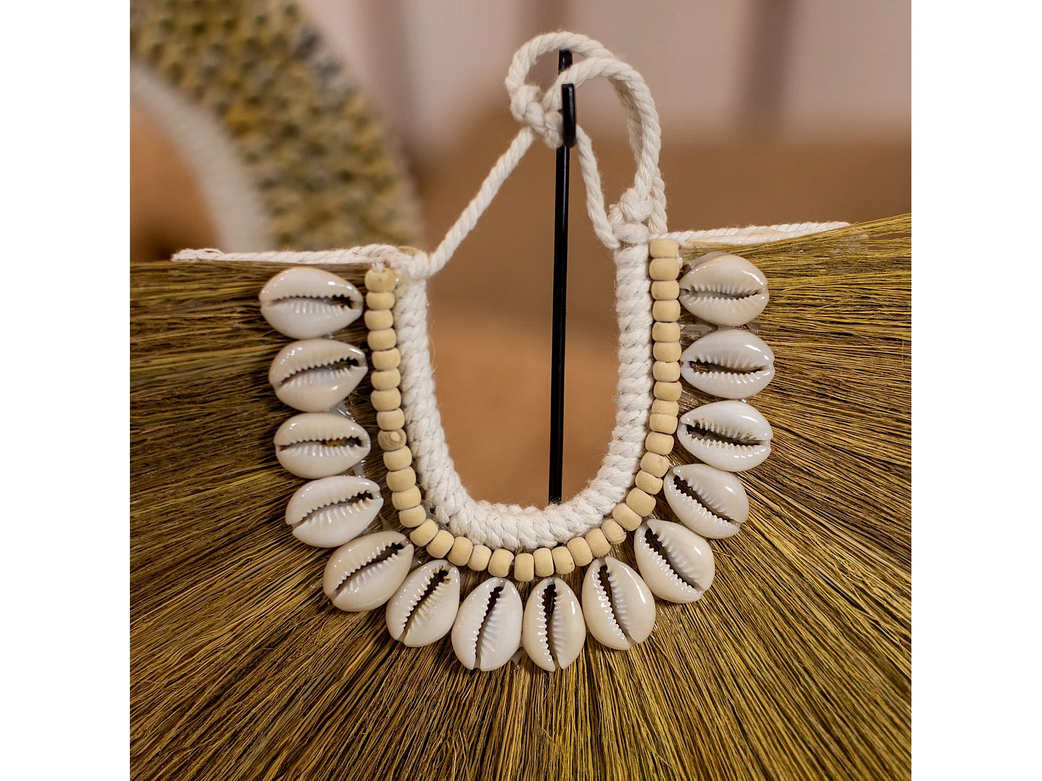 Now's Home - Collier En Mendong Et Coquillages Sur Socle En Metal H33cm Kim