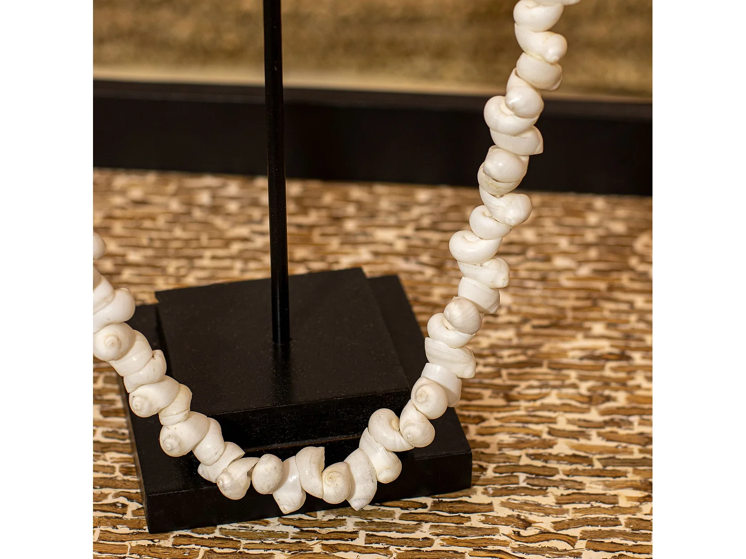 Now's Home - Collier De Coquillages Sur Socle En Metal H38cm Dao