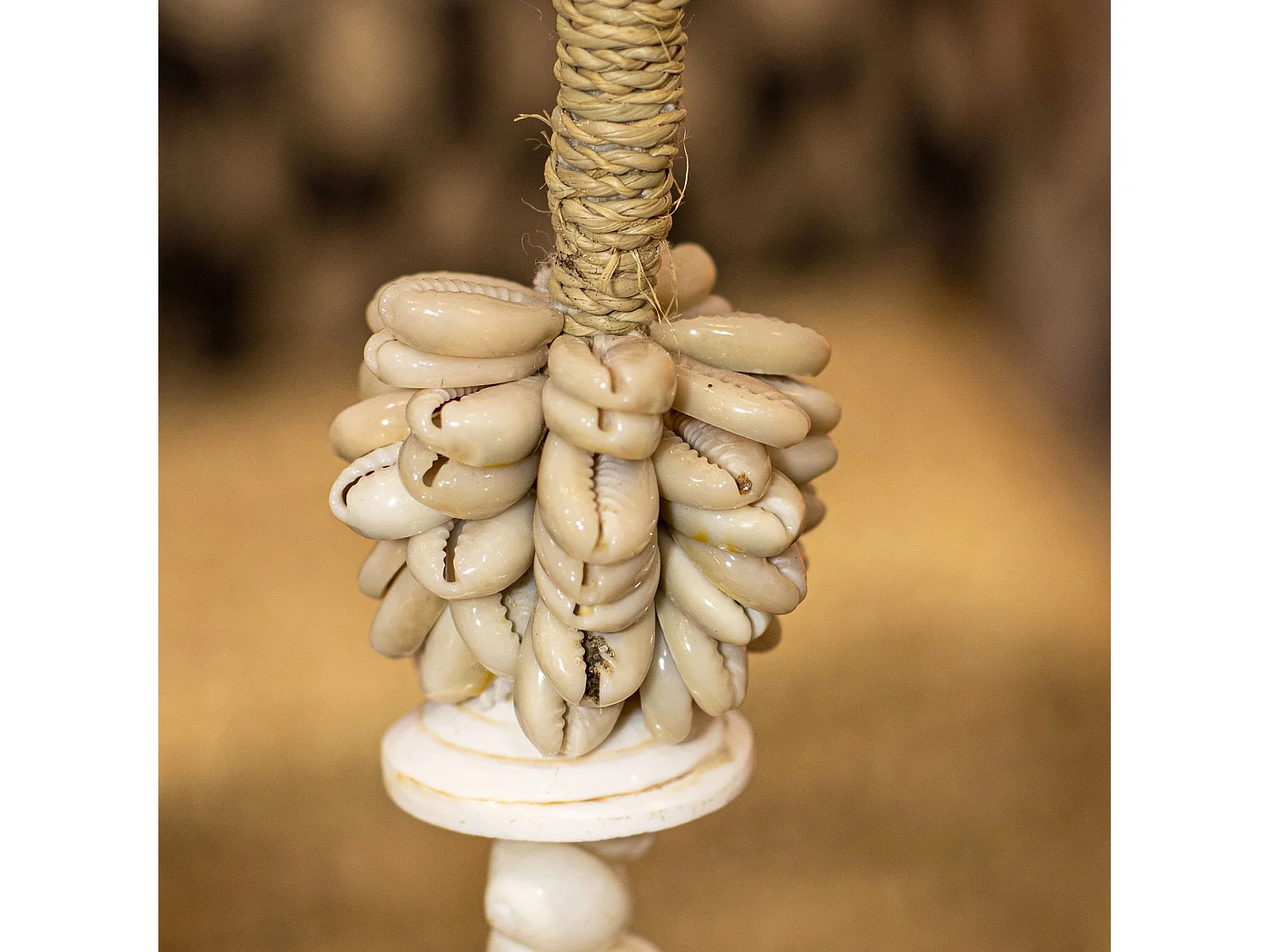 Now's Home - Collier De Coquillages Sur Socle En Metal H38cm Dao