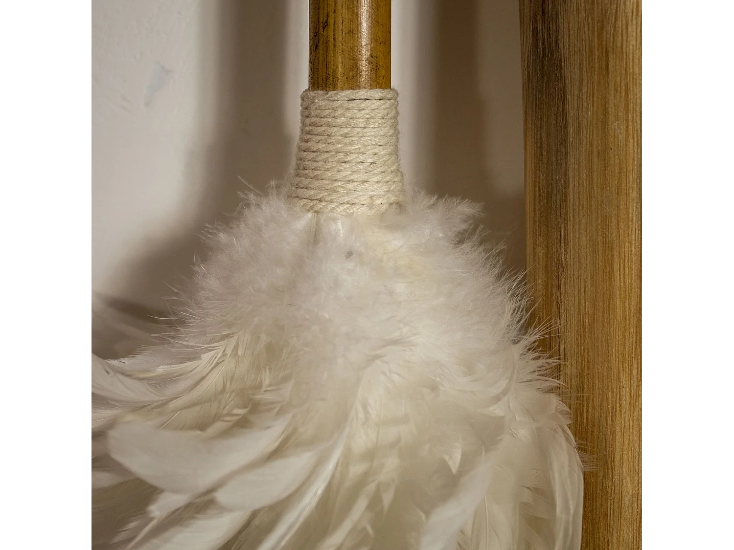 Now's Home - Plumeau Blanc Decoratif En Bambou Et Plumes 25x28x44 Cm Kemoa