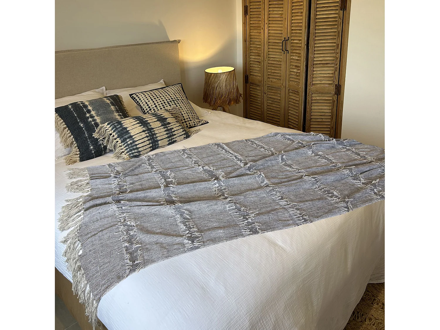 Now's Home - Plaid En Coton Tisse Main Mouchete Beige Noir Franges 125x150 Sherpa