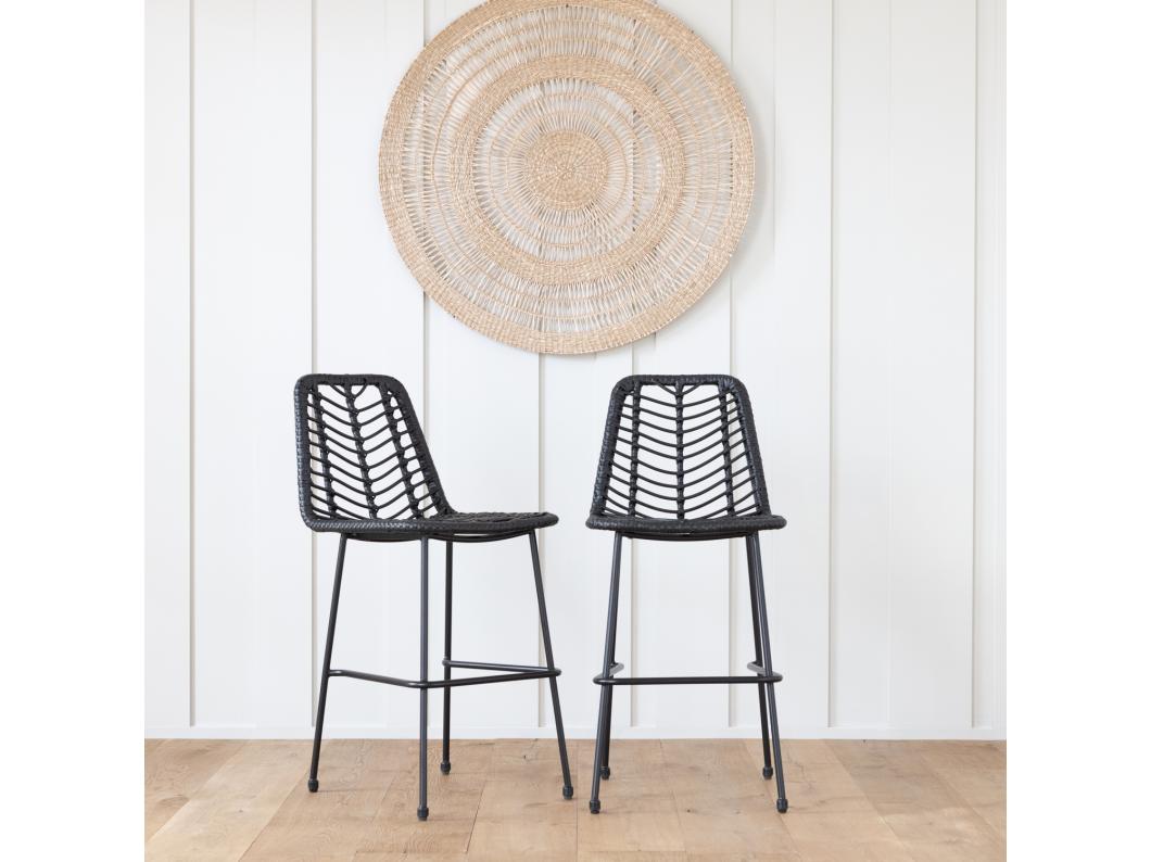 Set van 2 zwarte kunststof rotan barkrukken OKA