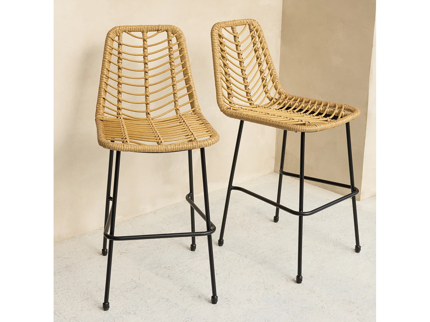 Set van 2 OKA kunststof rotan barkrukken