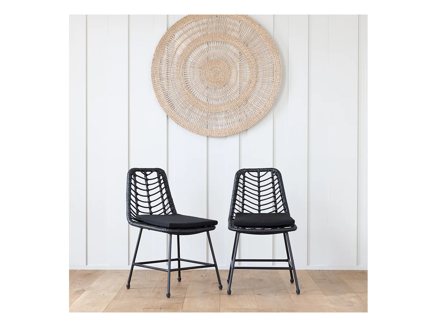 Lot de 2 chaises en rotin synthétique noires avec coussins OKA - HAPPY GARDEN