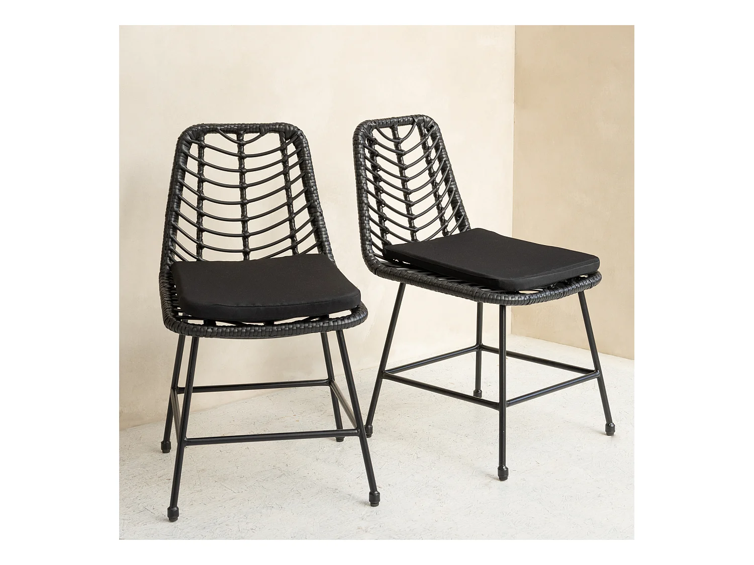 Lot de 2 chaises en rotin synthétique noires avec coussins OKA - HAPPY GARDEN