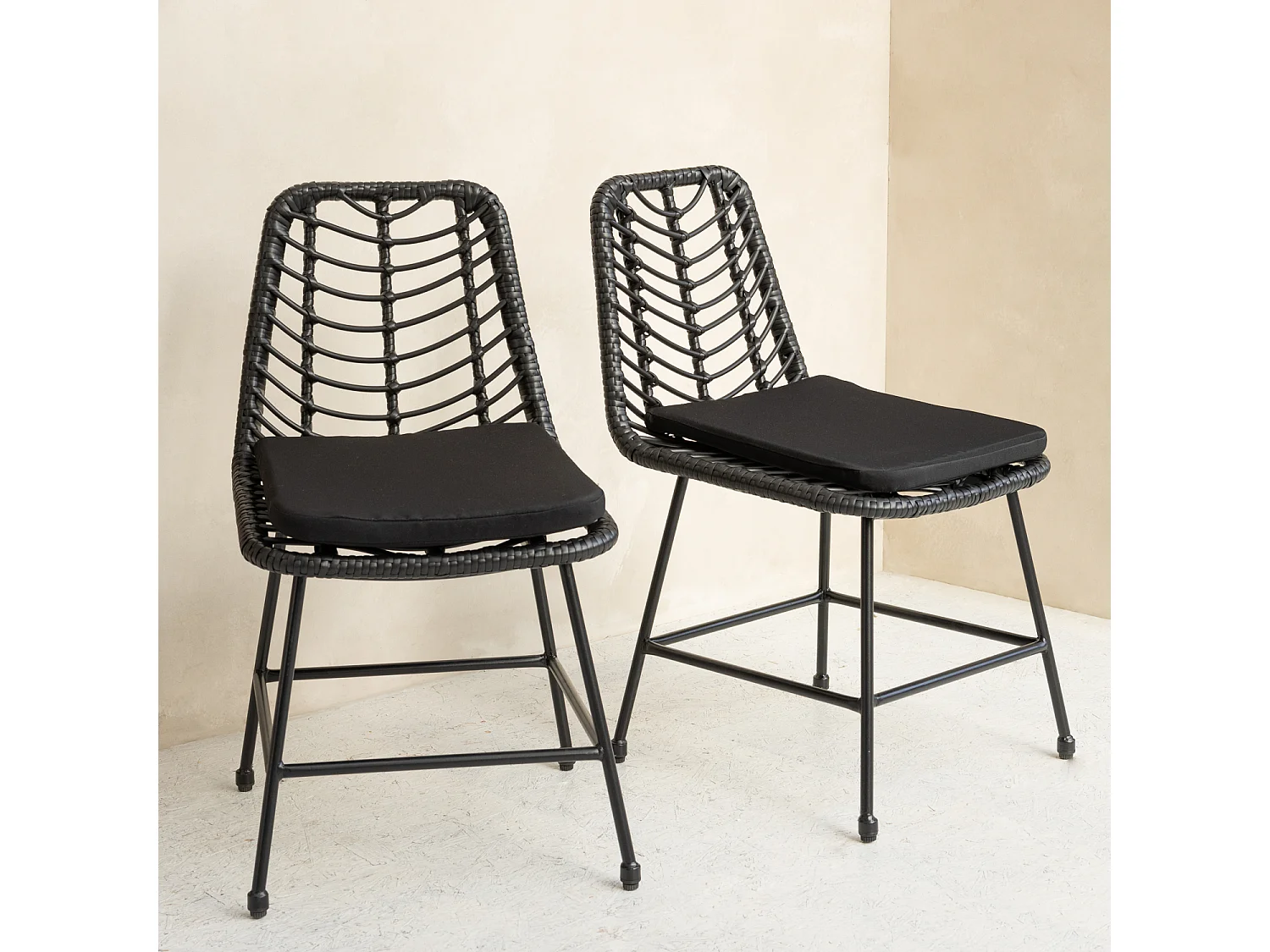 Lot de 2 chaises en rotin synthétique noires avec coussins OKA - HAPPY GARDEN