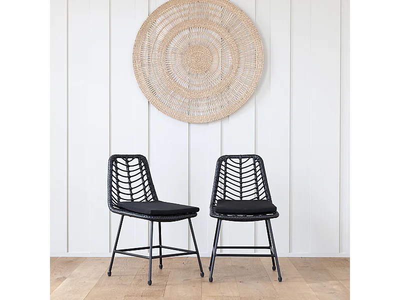 Set van 2 zwarte kunststof rotan stoelen met kussens OKA