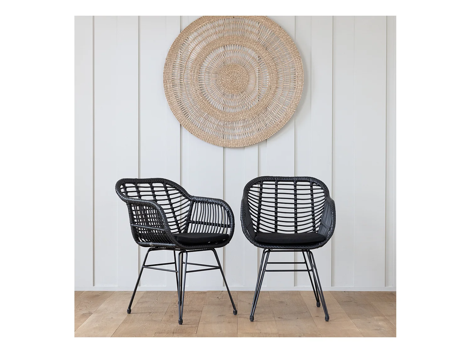 Lot de 2 fauteuils en rotin synthétique noirs avec coussins CINTA - HAPPY GARDEN