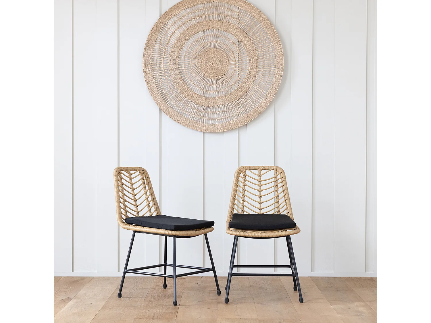 Set van 2 kunststof rotan stoelen met kussens OKA