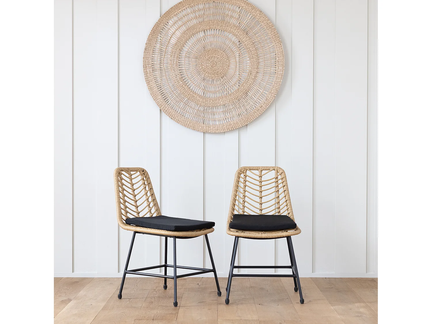 Set van 2 kunststof rotan stoelen met kussens OKA