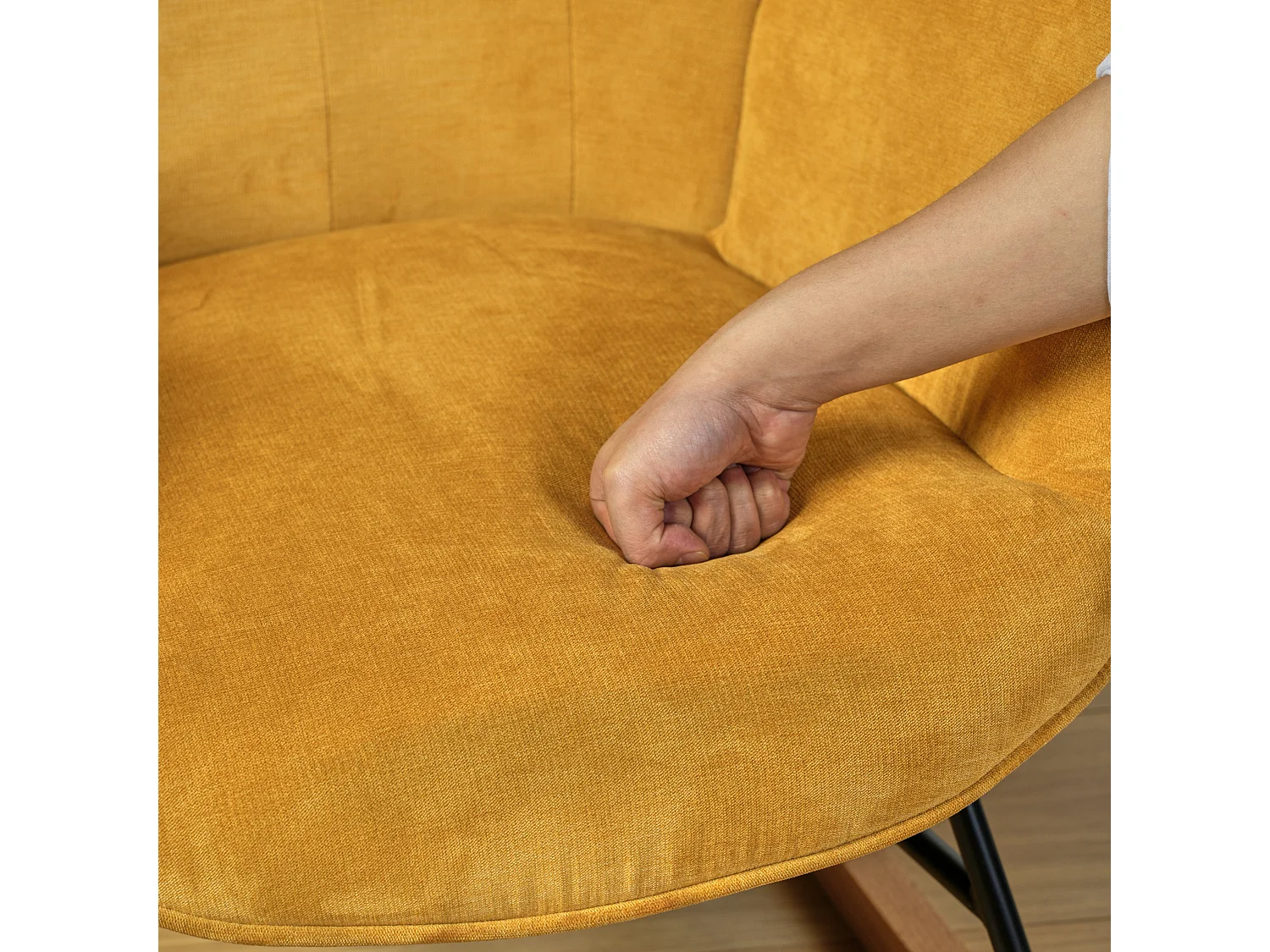 Sedia a dondolo scandinava tessuto blu Gambe in legno di faggio EPPING YELLOW