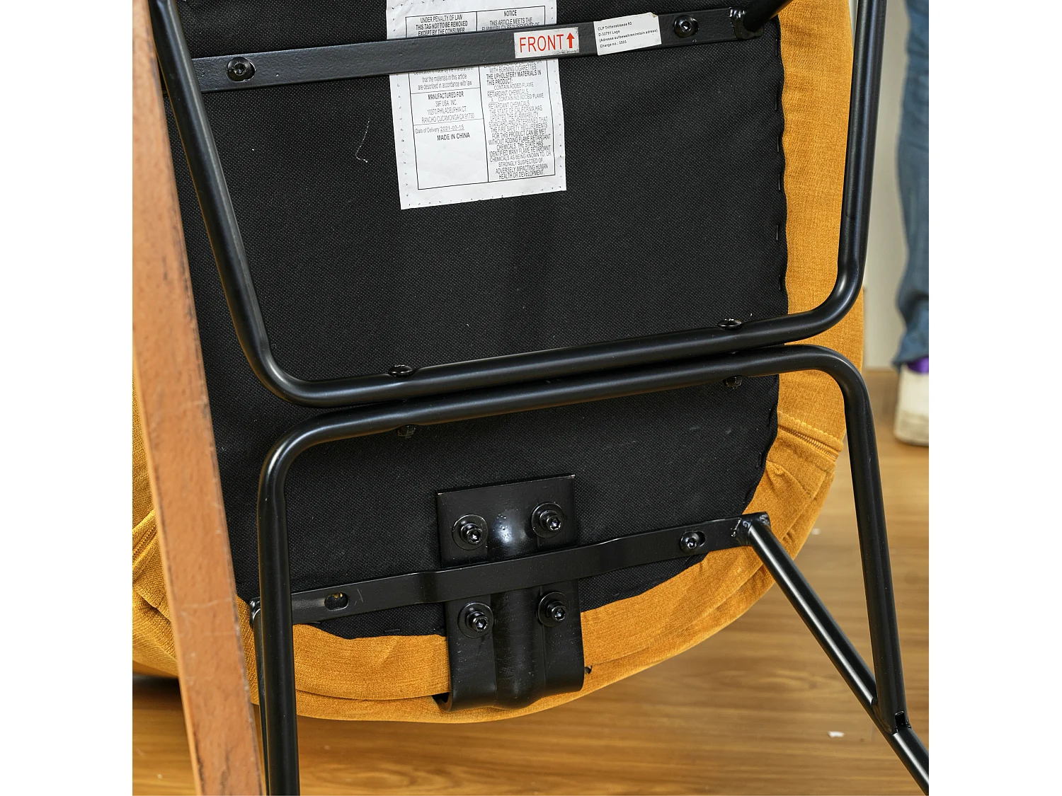 Sedia a dondolo scandinava tessuto blu Gambe in legno di faggio EPPING YELLOW