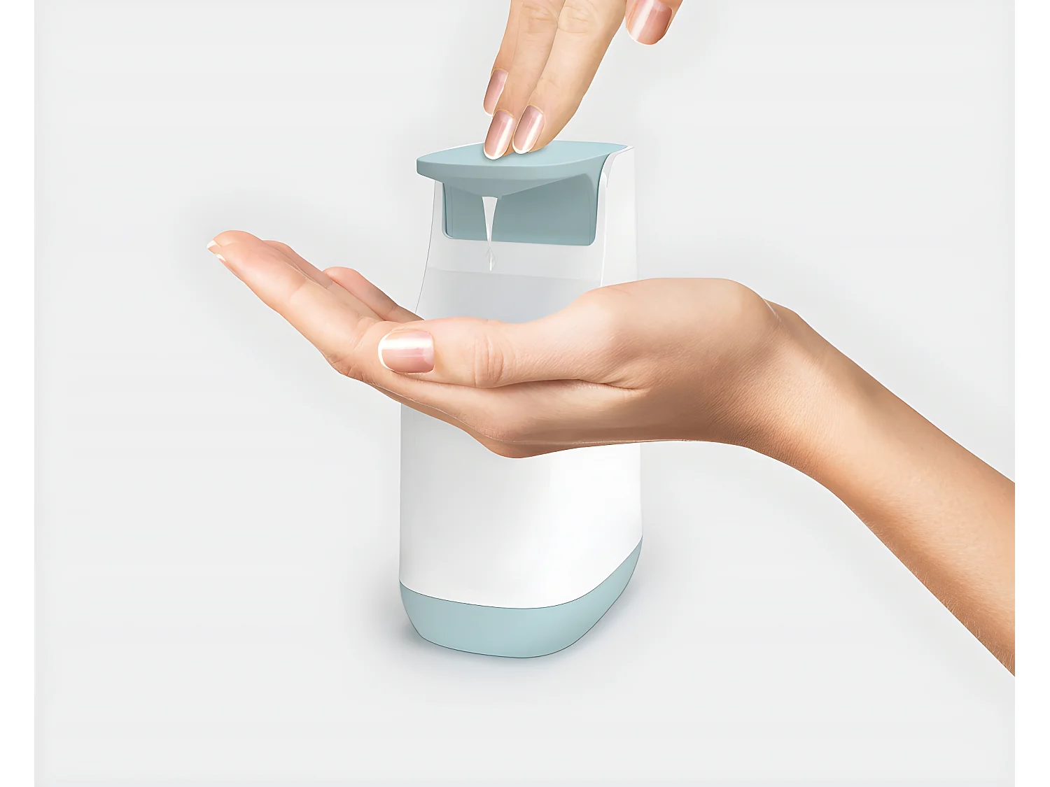 Pompe à savon bleu et blanche