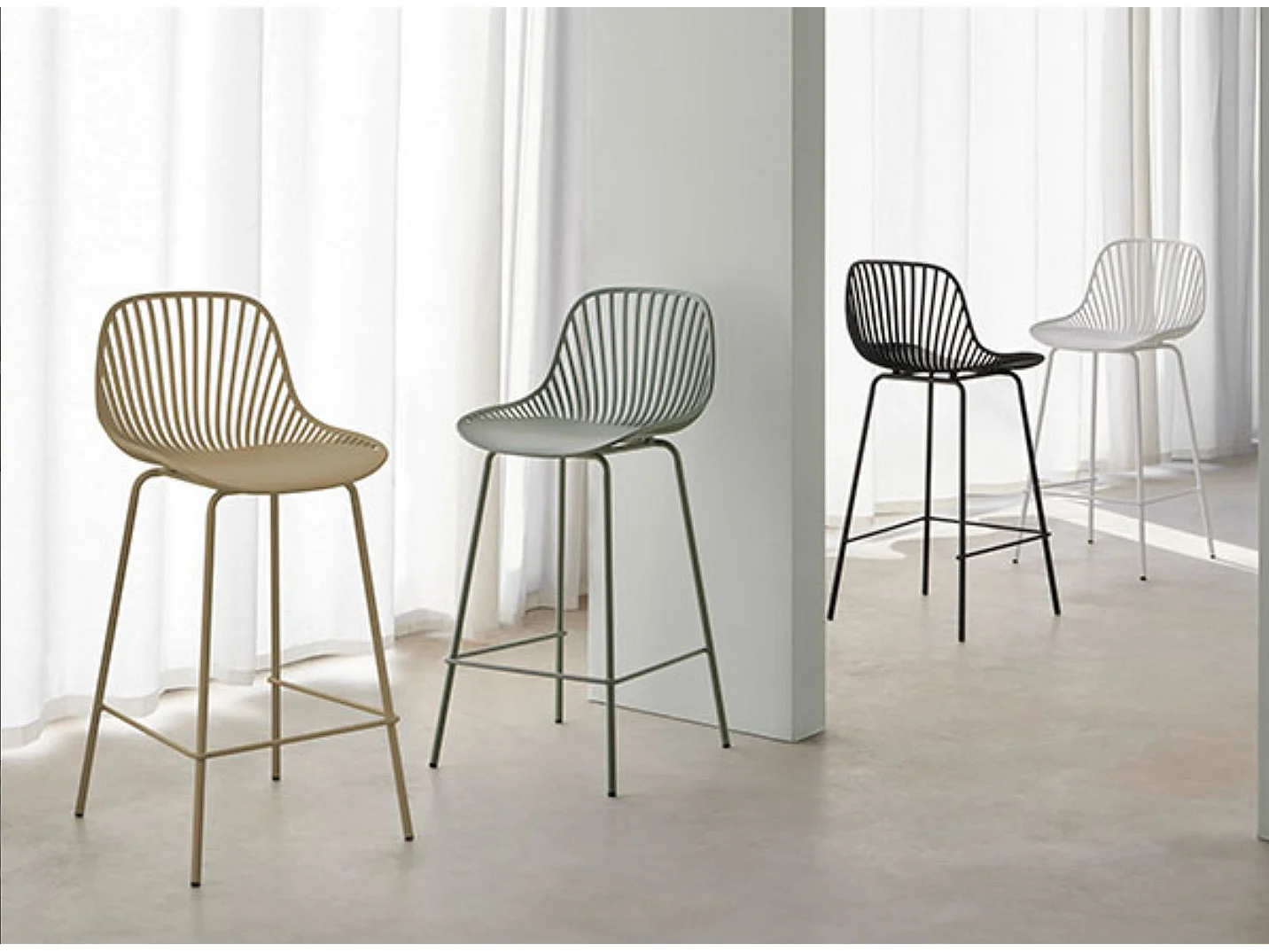 Taburete Typhon de metal y asiento de polipropileno.-Color Verde almendra