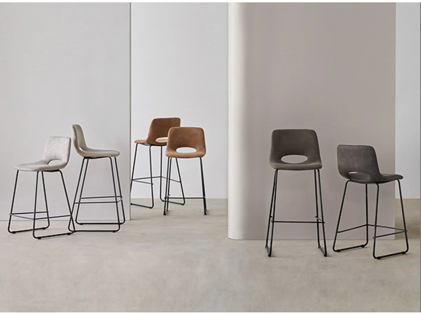 Chaise de bar polyester imitation cuir avec pieds en métal Roxane-Couleur Gris foncé-Hauteur d'assise 65 cm