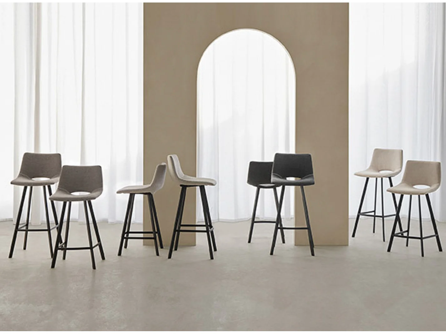 Tabouret moderne tissu avec pieds en métal noir Karane-Couleur Beige-Hauteur d'assise 76 cm