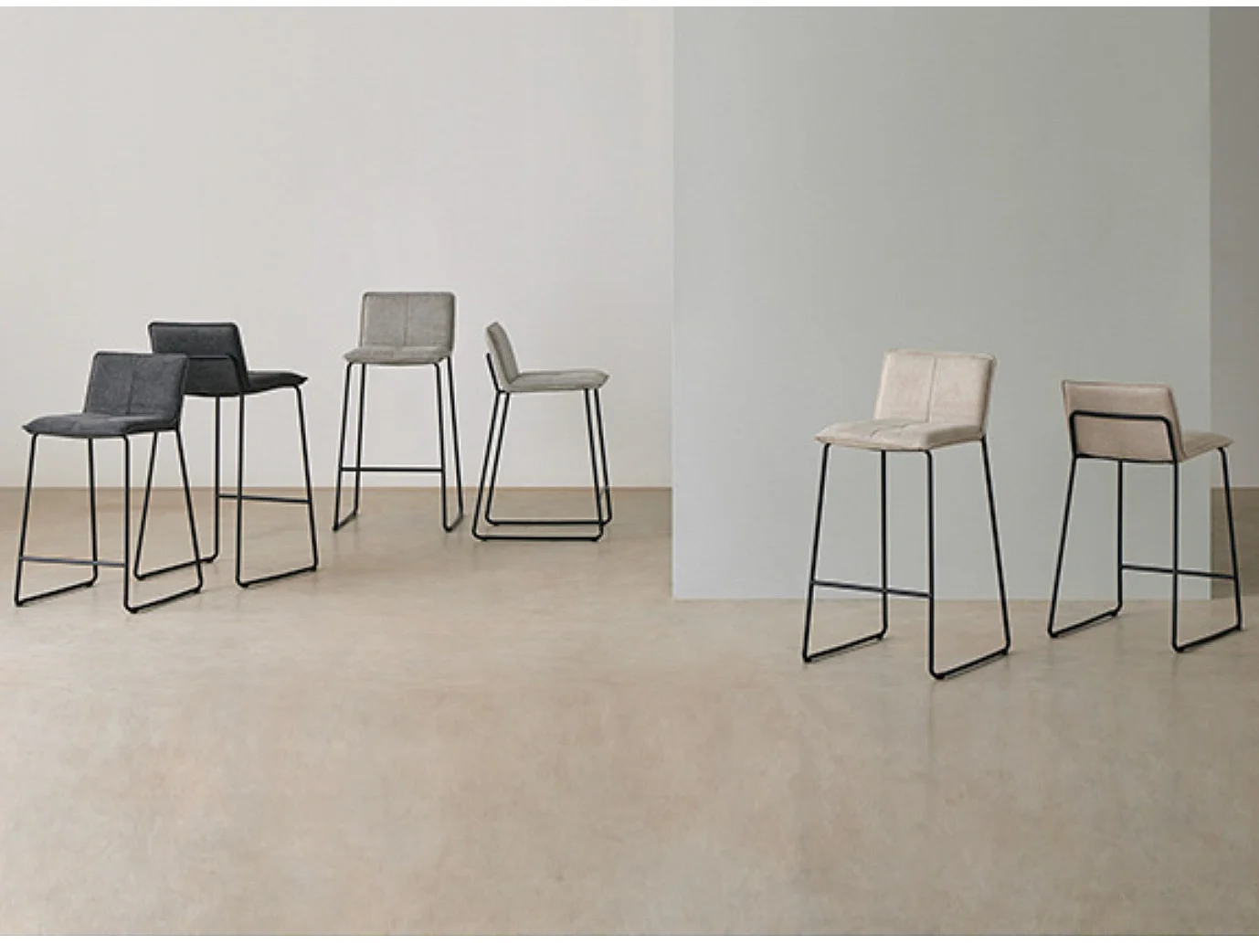 Tabouret moderne tissu avec pieds en métal noir Botane-Couleur Gris clair-Hauteur d'assise 74 cm