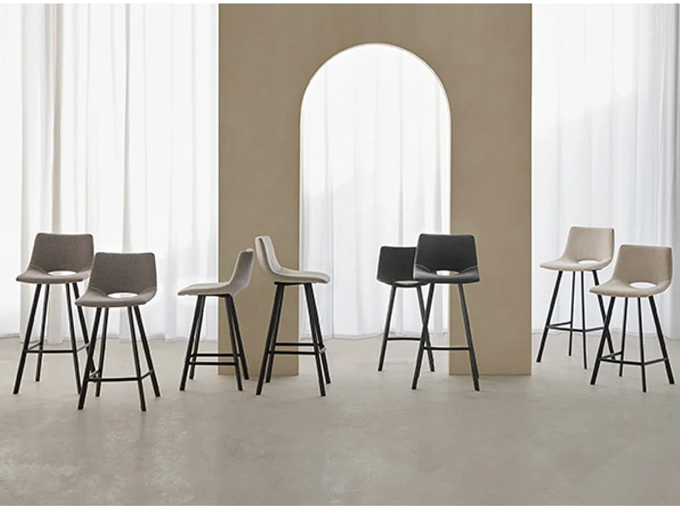 Tabouret moderne tissu avec pieds en métal noir Karane-Couleur Gris foncé-Hauteur d'assise 76 cm