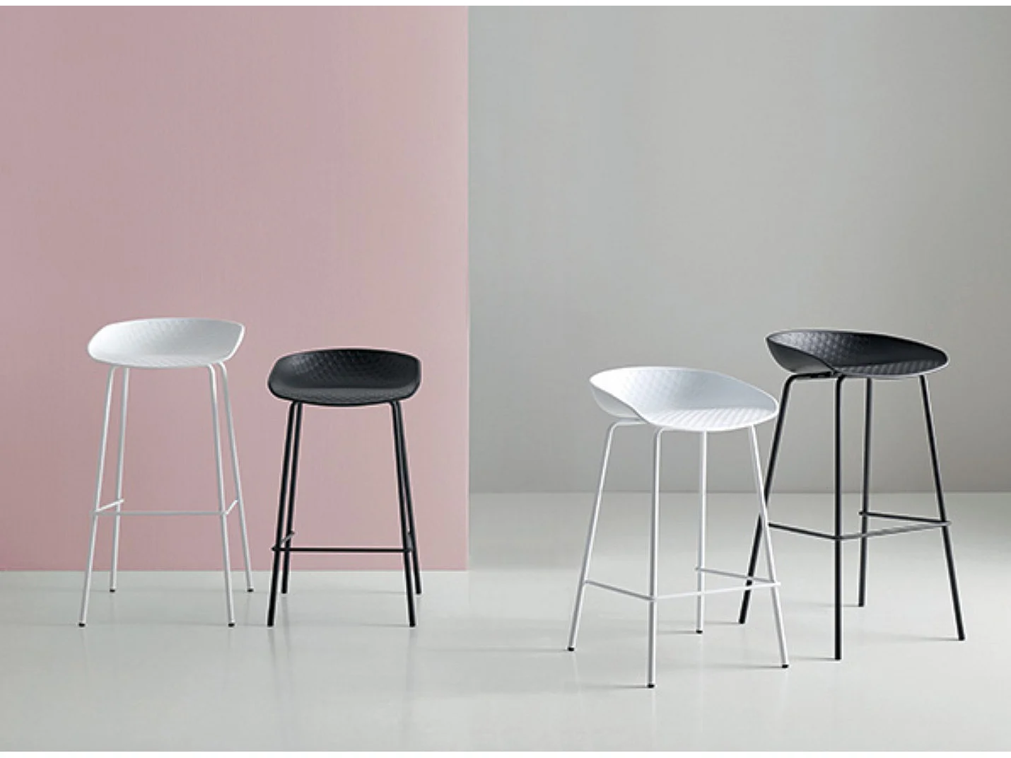 Tabouret métal et assise polypropylène Kala-Couleur Noir-Hauteur d'assise 64 cm