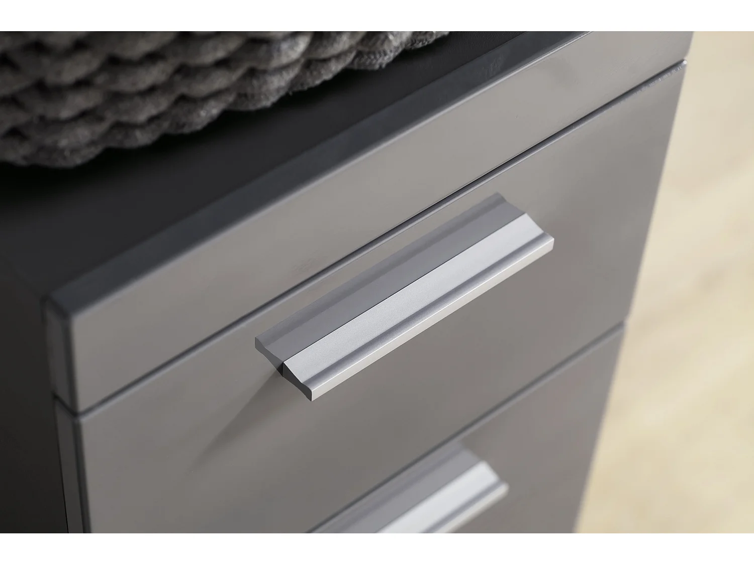 Meuble bas  mélaminé gris ; L - H - P : 37 - 79 - 31 cm