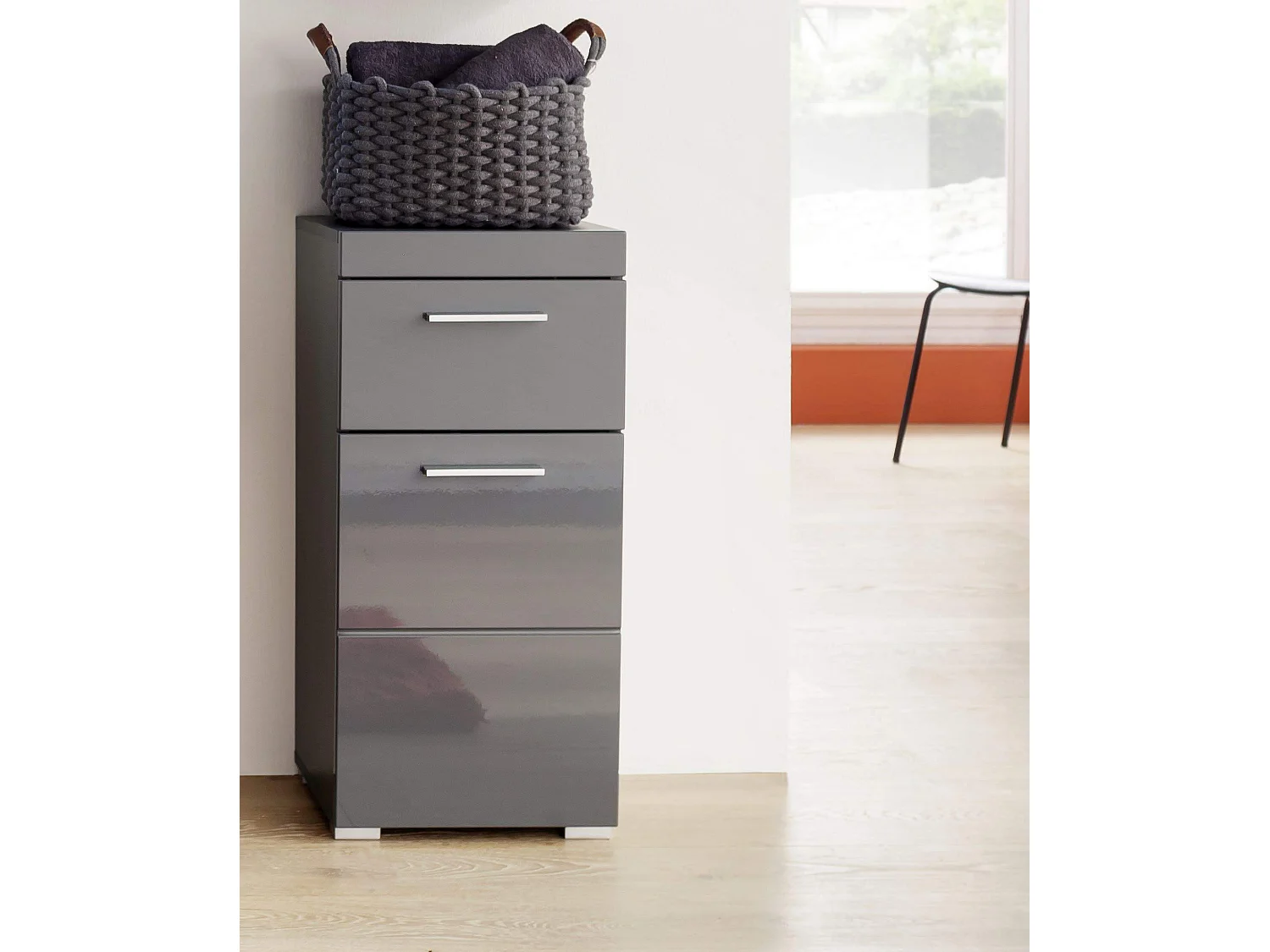 Meuble bas  mélaminé gris ; L - H - P : 37 - 79 - 31 cm