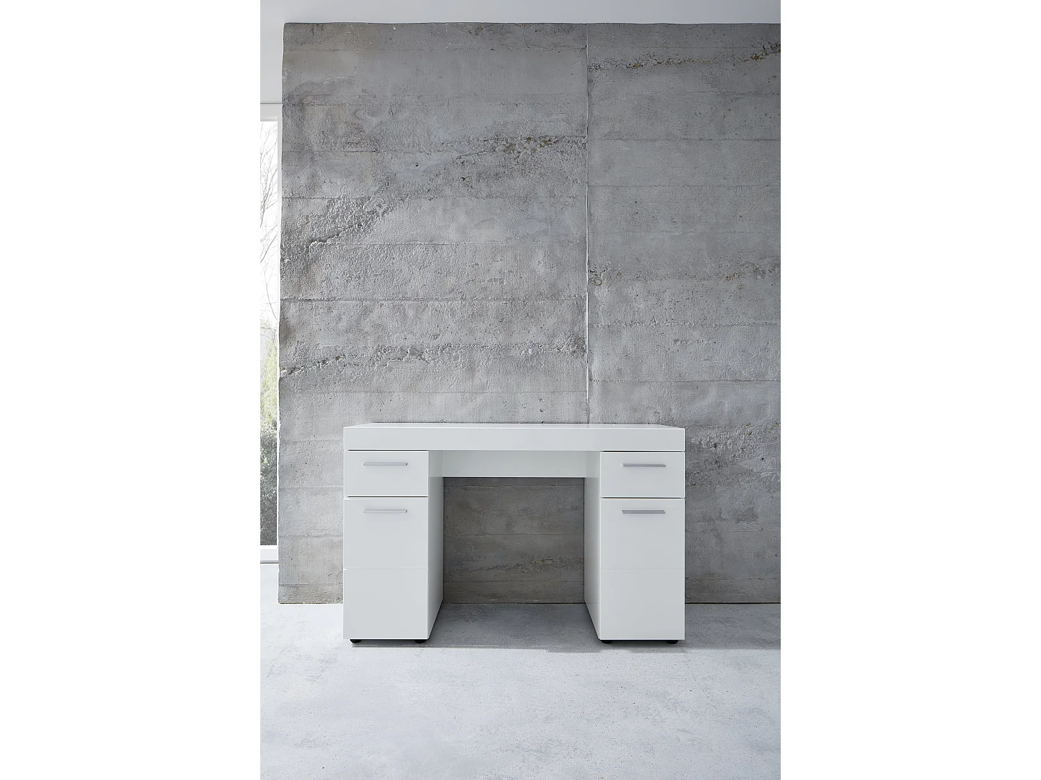 Bureau mélaminé coloris blanc avec 2 tiroirs et deux placards. L - H - P : 120| 76 | 41 cm.