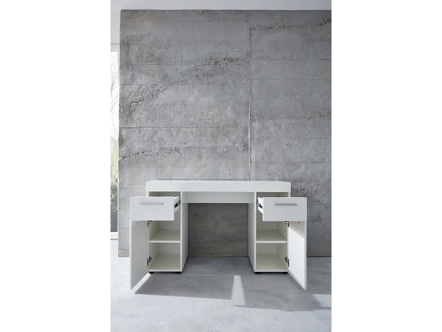 Bureau mélaminé coloris blanc avec 2 tiroirs et deux placards. L - H - P : 120| 76 | 41 cm.