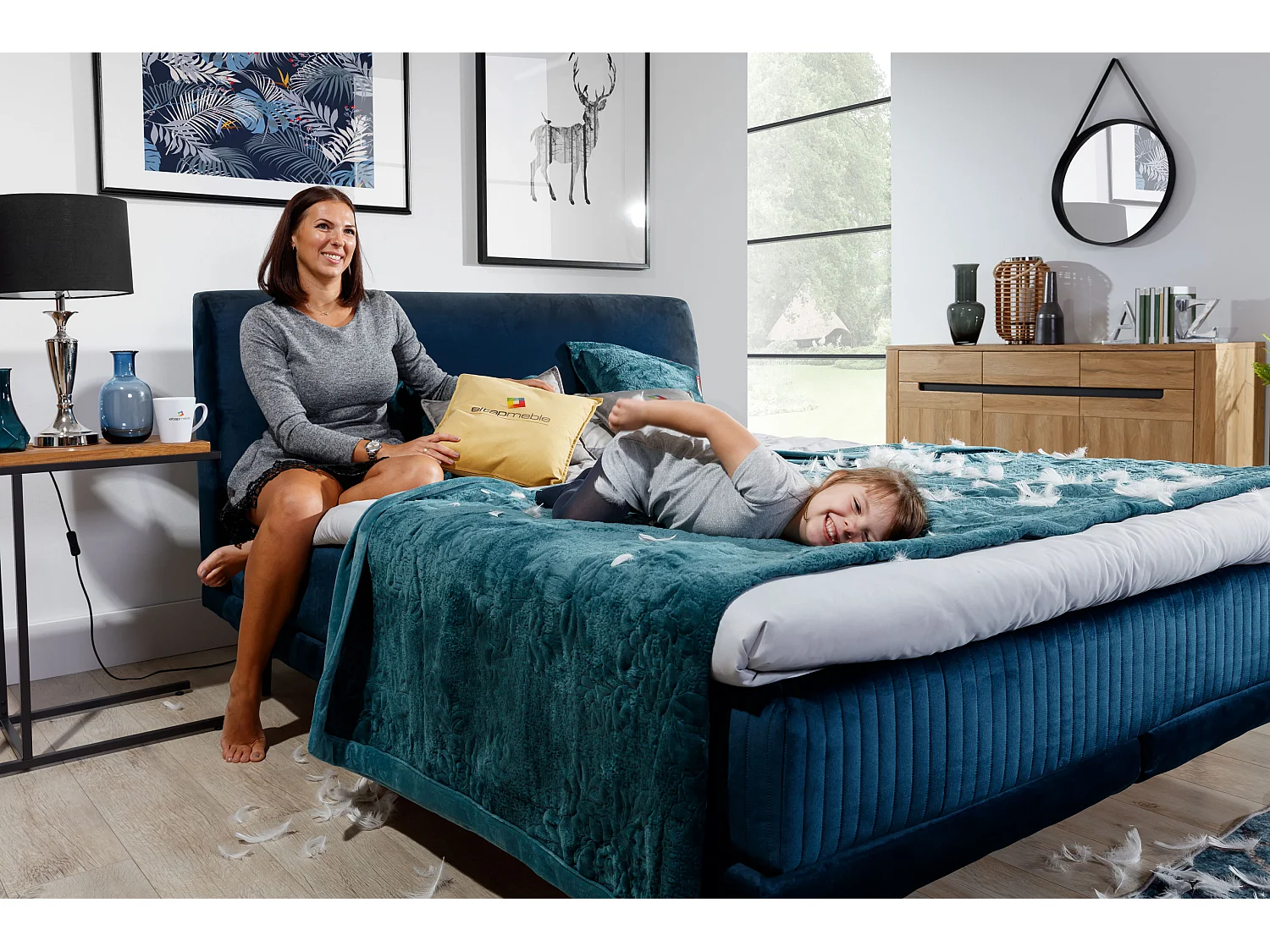 Lit boxspring 140x200 velours bleu foncé sommier et matelas inclus Mastera