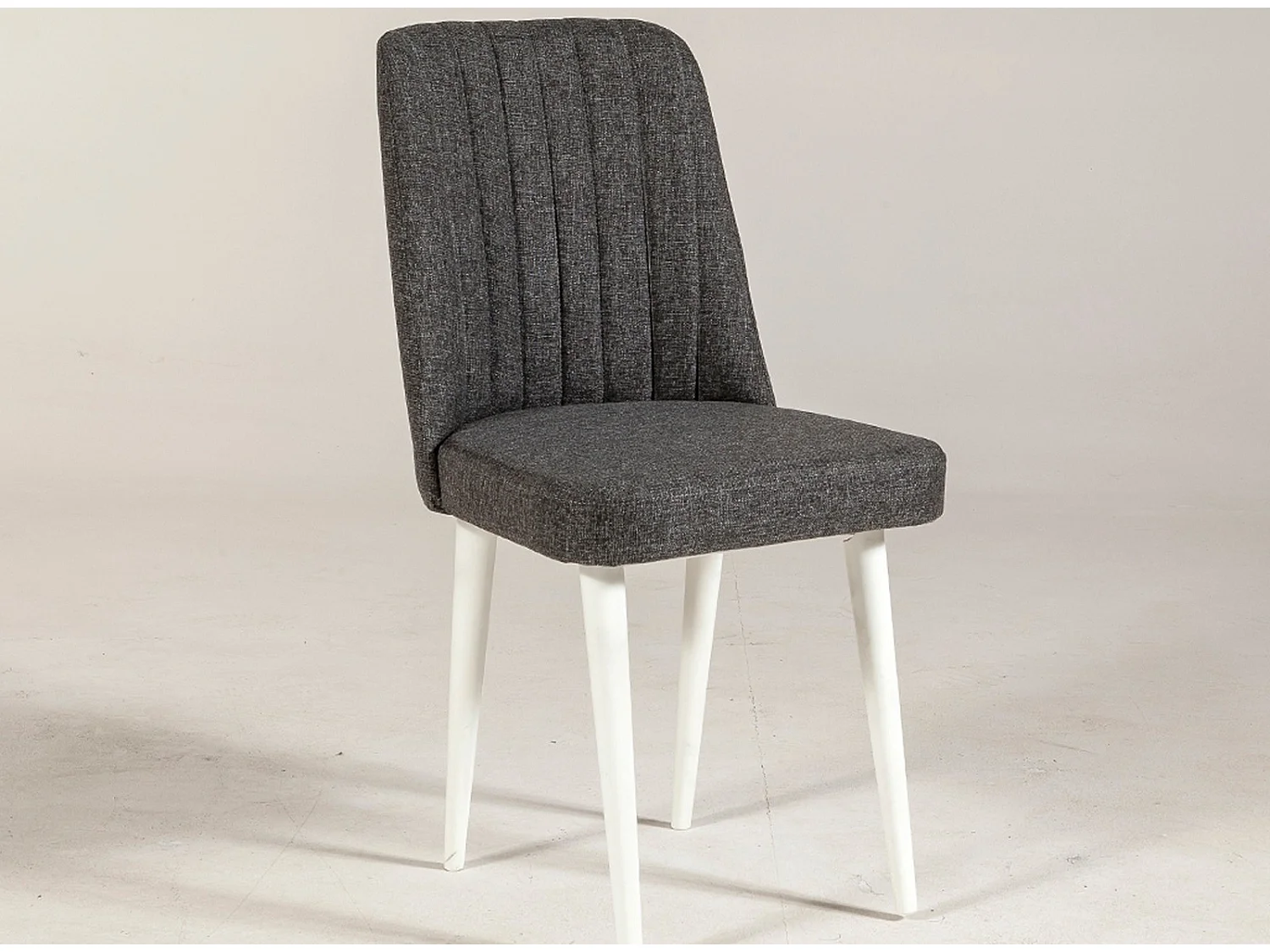 Chaise de salle à manger tissu anthracite et bois de pin blanc Mareva